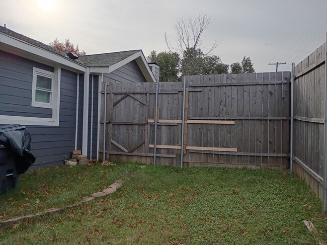 Foto del edificio - Room in House on W Brooklyn Ave