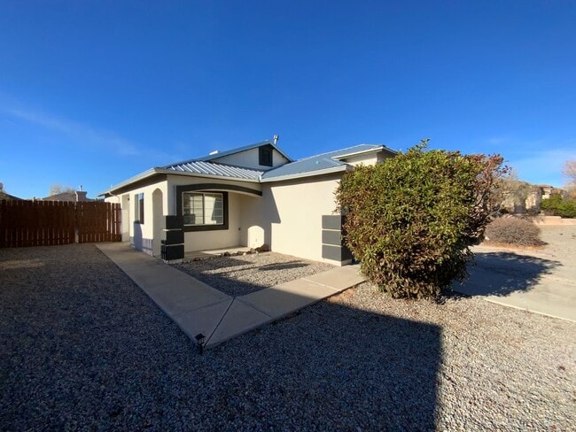 Foto del edificio - 2 Bedroom Single Story Home Available Near Hwy 550 NE & Paseo Del Volcan NE in Enchanted Hills Ri...