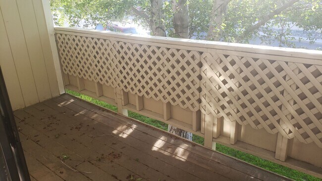 Foto del edificio - NEWLY REMODELED CONDO - 1 BED/1 BATH UPSTA...