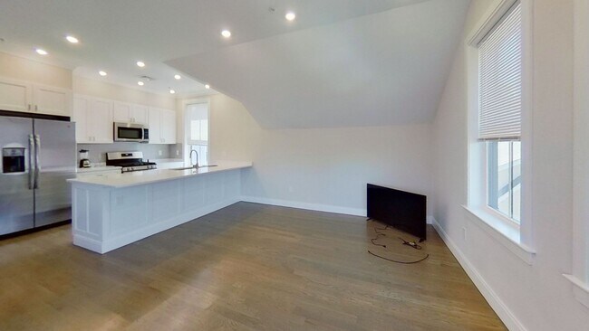 Building Photo - 9/1 No fee! Allston 3BR/2BA with laundry i...