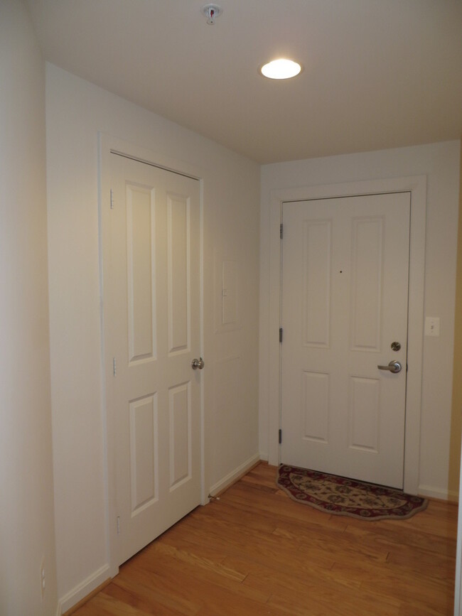 Building Photo - Elan: Great Luxury Condo at East Market! W...