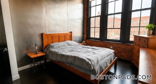 Building Photo - 319 A St