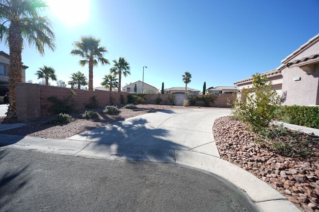 Building Photo - SHOWINGS AVAILABLE NOW