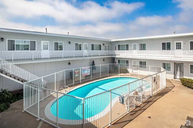 Piscina - 11819 Eucalyptus Ave.