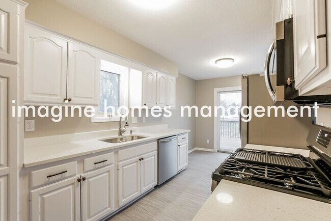 Building Photo - Recently Updated 4 Bedroom Single Family H...