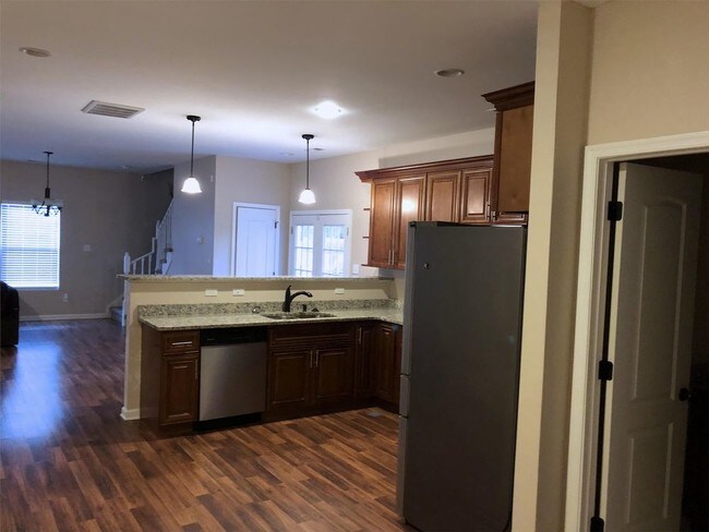 Building Photo - 232 Woodview Avenue