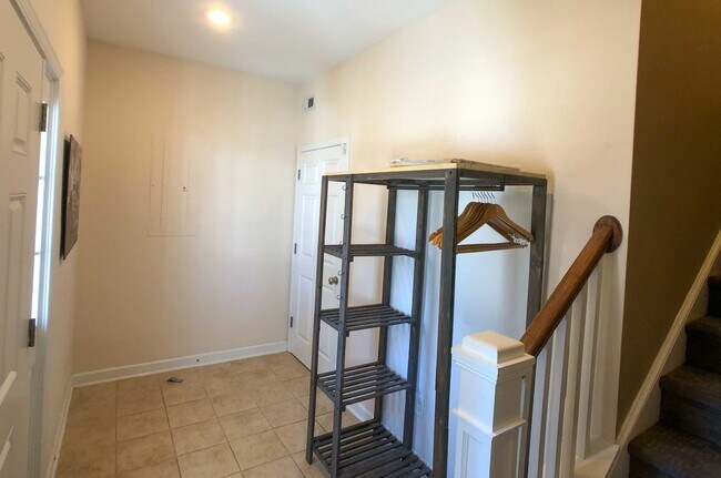 Foyer - 2834 Howard Ave