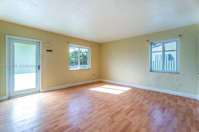 Foto del edificio - 1265 NE 142nd St