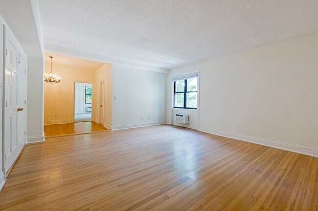 Foto del edificio - Woodley Park 1BR 1BA Plus Den Across from ...