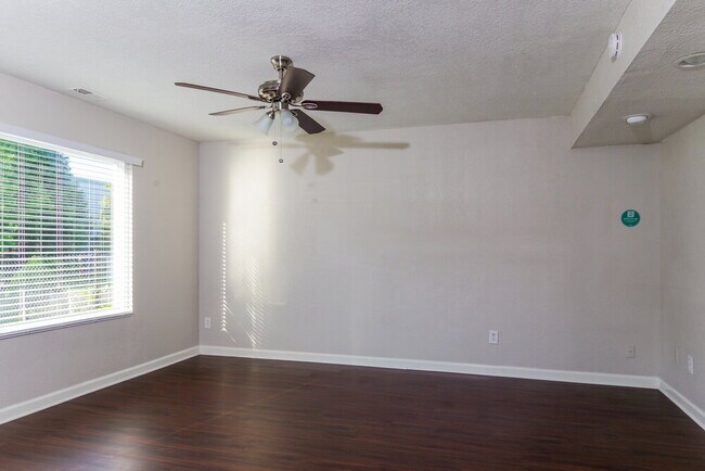 Building Photo - 304 E Pine Ridge Dr