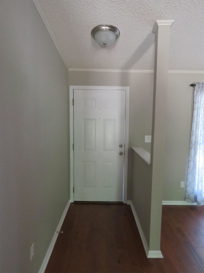 Building Photo - 1064 Summit Dr
