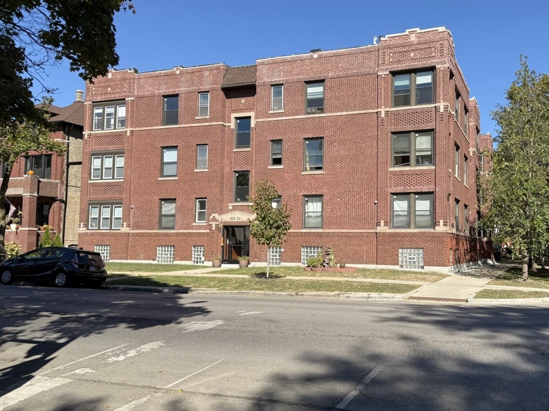 Foto principal - 2106 W Wilson Ave