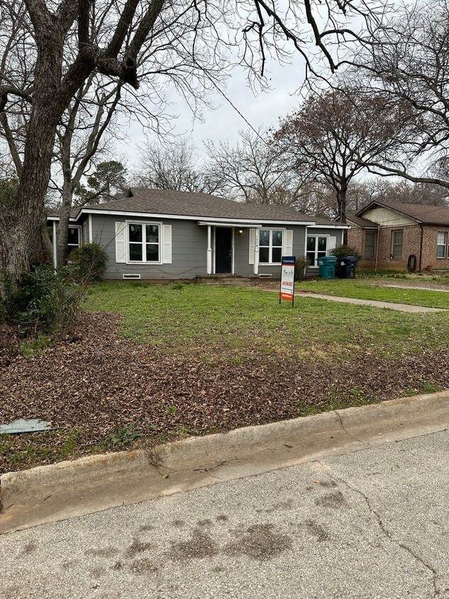 Foto principal - 3 Bedroom/1 Bath Home - Denton