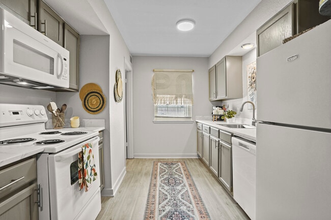 Kitchen - Regency Point Apartments