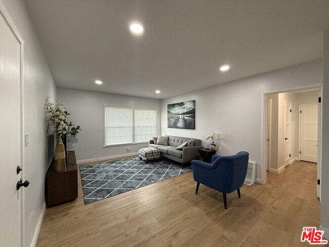 Foto del edificio - 3310 W 77th St