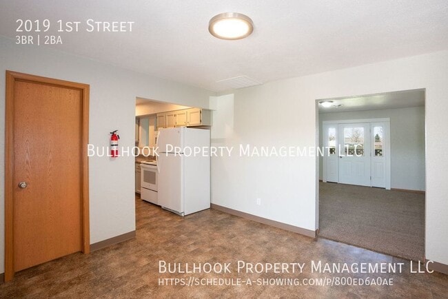 Building Photo - 3bd, 1-1/2 bath townhouse, Newer flooring ...