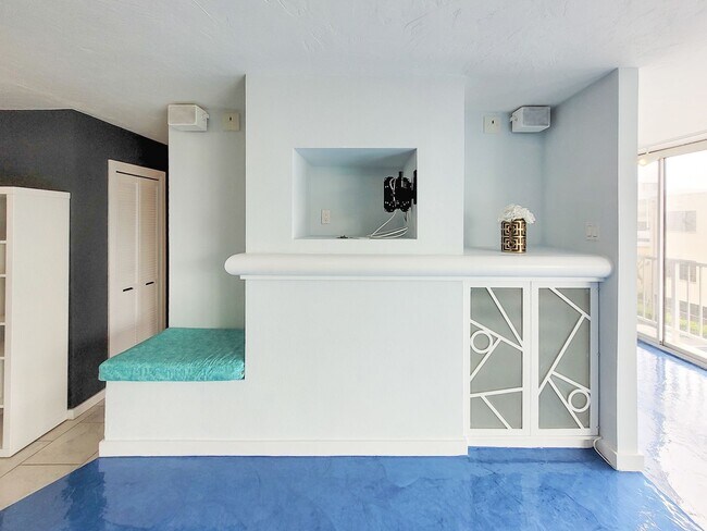 Foto del edificio - AVAILABLE 11/3/25 1BR / 1Bath / 1Pkg Condo...