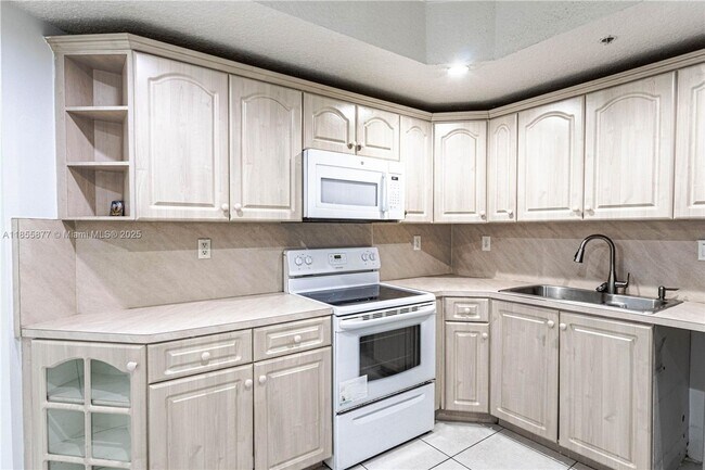 Foto del edificio - 17405 NW 75th Pl