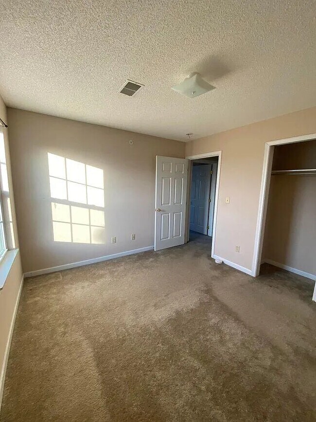 Foto del edificio - 8121 N Main St