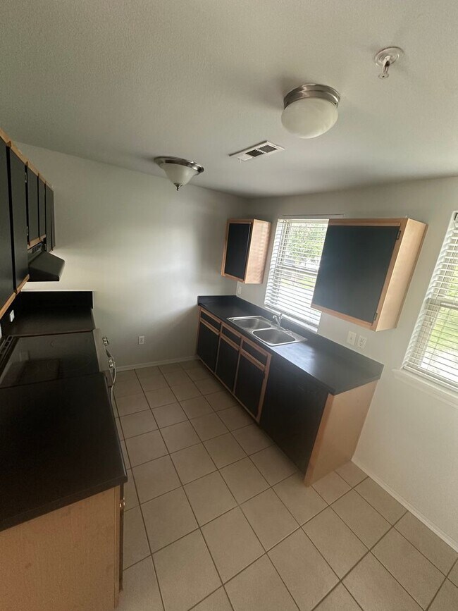 Building Photo - School Year Lease! 2 Bedroom, 2.5 Bathroom Townhouse near University of Arkansas - 1x Car Garage ...