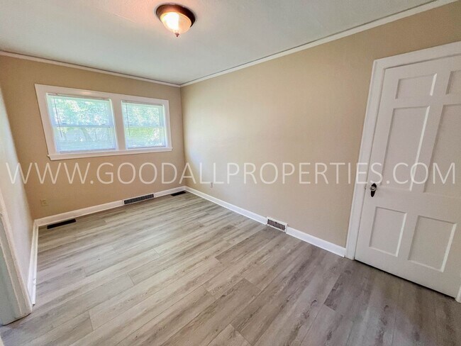 Foto del edificio - 4 Bedroom Brick home in Windsor Heights cu...