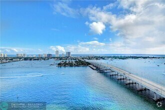 Building Photo - 2640 Lake Shore Dr