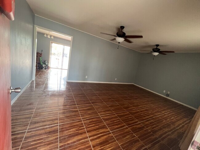 Amplia sala de estar - 271 W County Road 2140