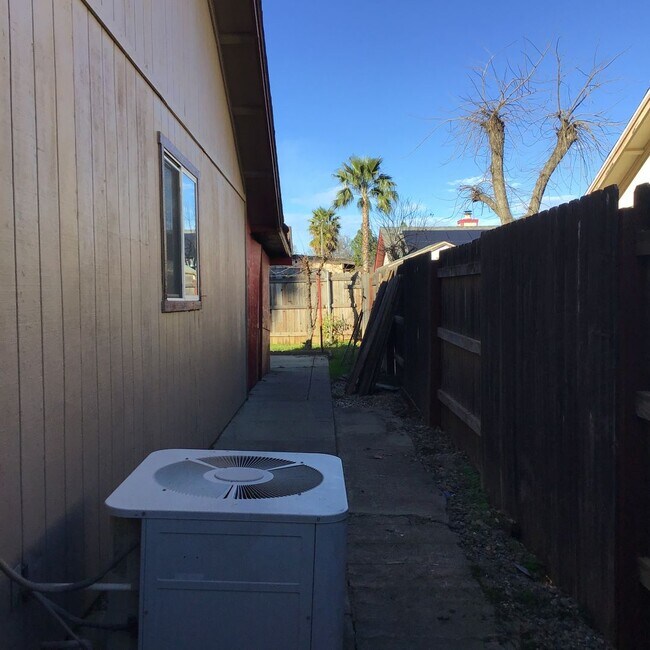 Building Photo - Special $200.00 off of first month's rent 3 Bedroom 2 Bath Home