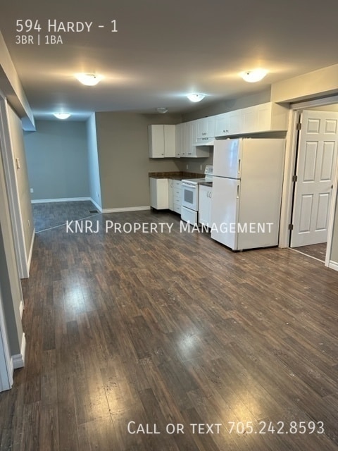 Building Photo - Large Three Bedroom Apartment
