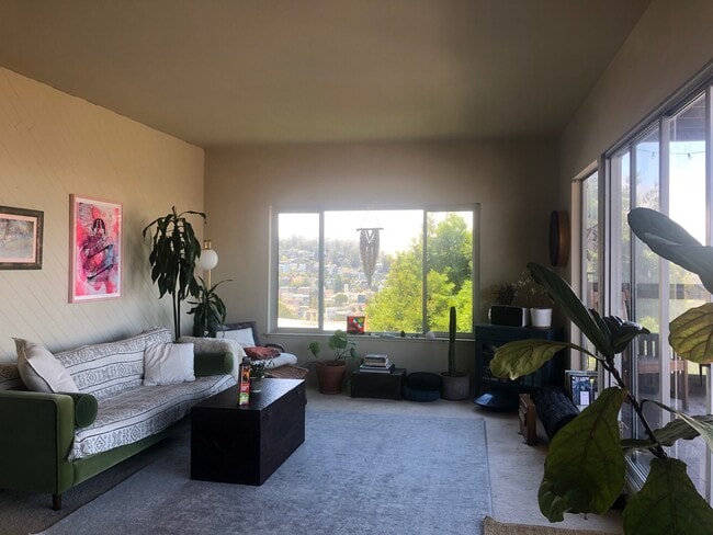 living room - 179 Clifford Ter