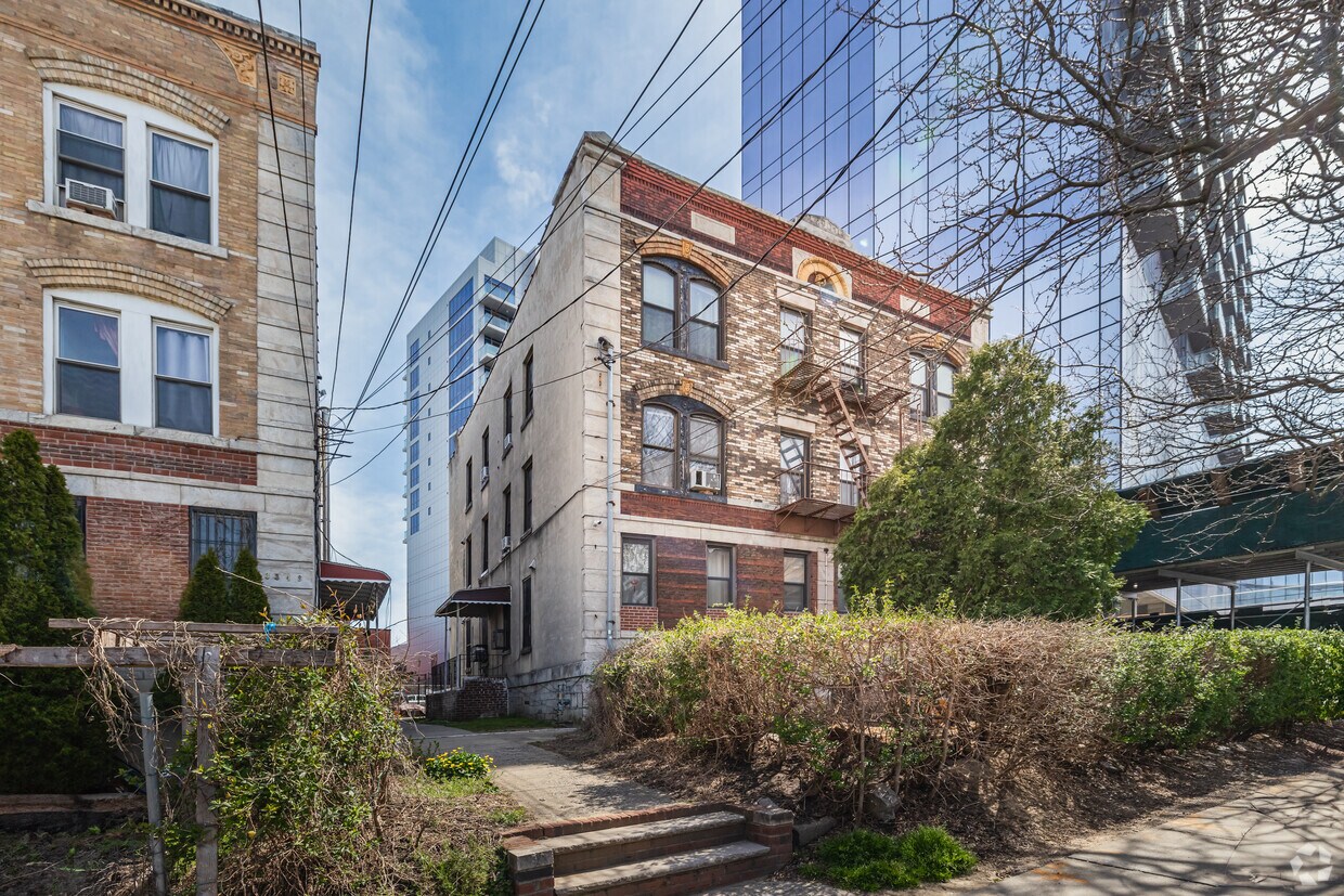 Primary Photo - 3351 &-3353 Prince St