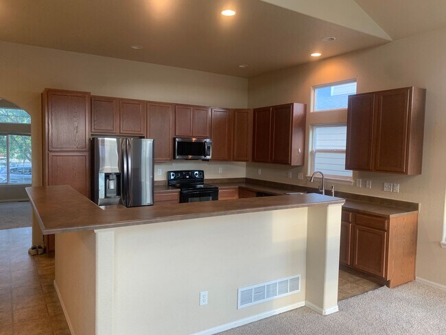 Building Photo - Gorgeous 7 Bed/3.5 Bath Home for Rent in C...