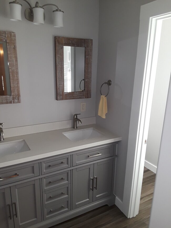 Master double sinks - 608 Elefa St
