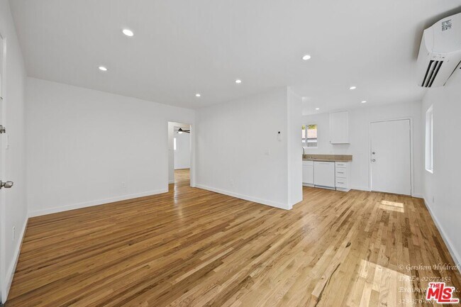 Foto del edificio - 6640 Woodman Ave