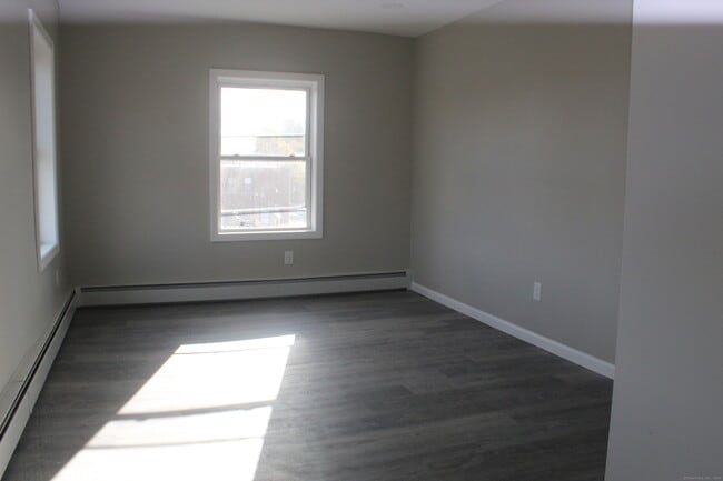 Building Photo - 647 New Park Ave