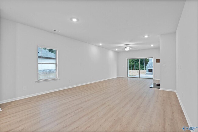 Foto del edificio - 15008 Greenleaf Dr