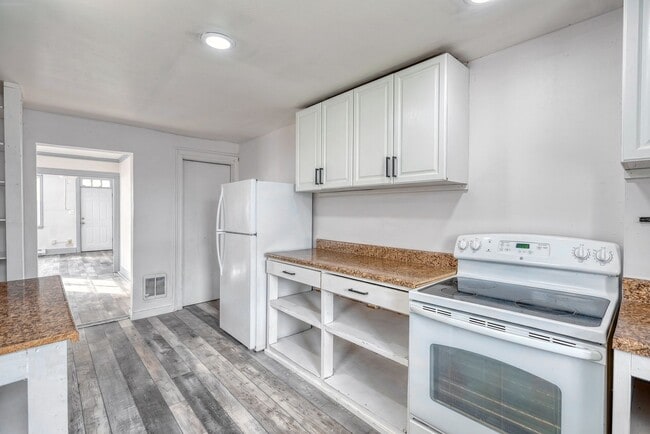 Building Photo - Newly Renovated 3 Bedroom, 1 Bathroom Townhouse