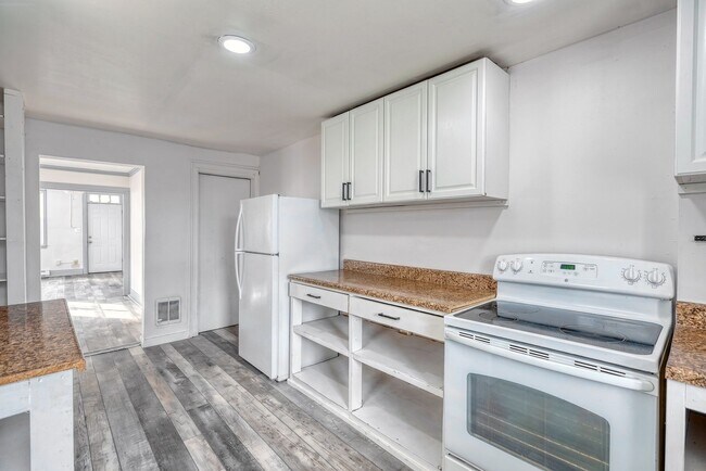 Building Photo - Newly Renovated 3 bedroom, 1 bedroom townhouse