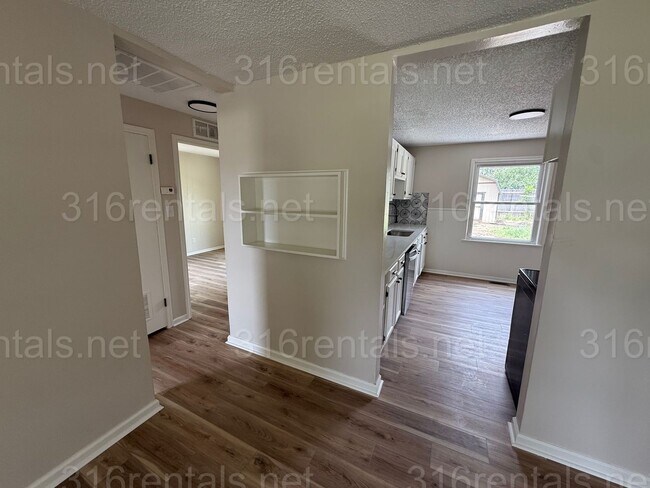 Building Photo - $1350 - 3 bedroom / 1 bathroom - Newly Rem...