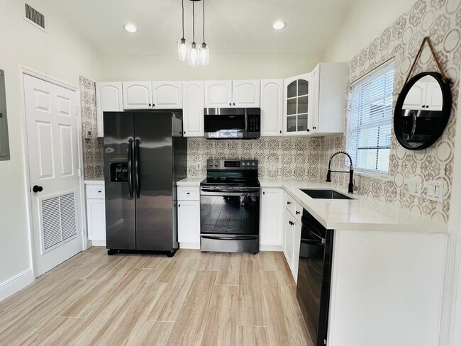 Building Photo - 1012 NE 17th Ct