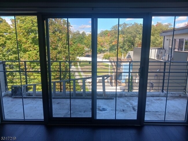 Foto del edificio - 10 Ford Ave