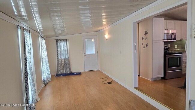 Foto del edificio - 135 Blue Lake Pl