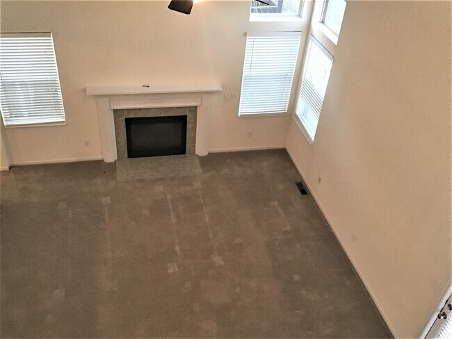 Building Photo - 2400 Oaktree Place