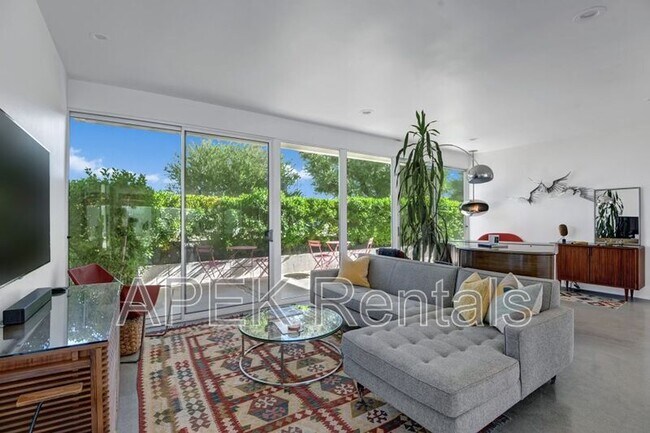 Building Photo - 3133 N Sunnyview Dr