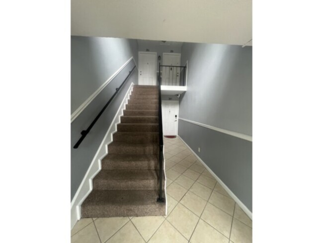 Building Photo - 2nd floor One bedroom Condo with Washer Dr...