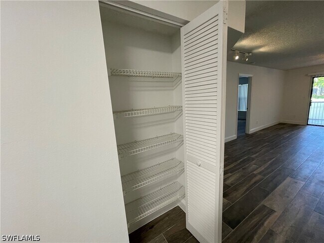 Foto del edificio - 2190 Arbour Walk Cir