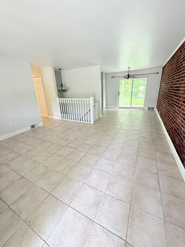 Foto del edificio - Spacious 3-Bedroom 1.5 - bathroom Home for...