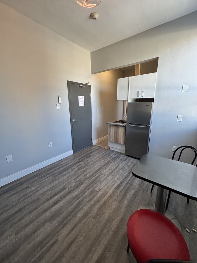 Building Photo - 117 Christina St N