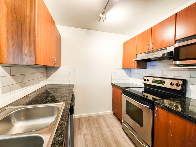 Building Photo - Beautifully Updated & Exceptionally Conven...