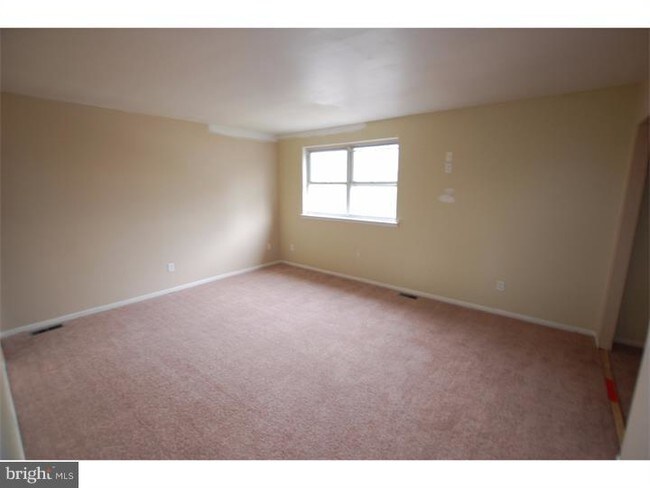 Building Photo - 1814 Crest Dr